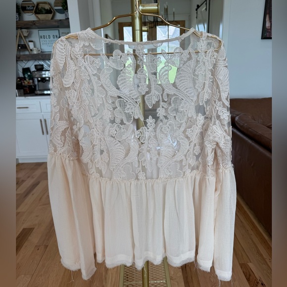 Altered State - NWT Elegant Lace V-Neck Top in Cream XL - Picture 4 of 9